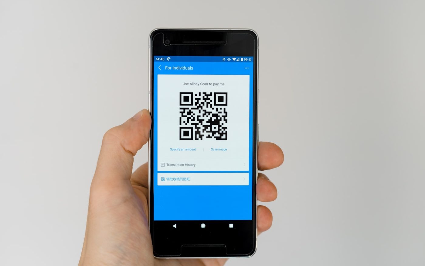 มือถือแสดง QR code สำหรับชำระเงิน